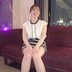 セクシー下着の巨乳美女がミニスカートからパンチラ、濃厚キスとオナニーの前戯