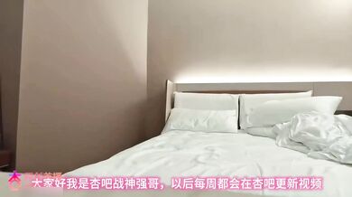 双飞极品外围和她闺蜜，颜值超高！穿衣是女神脱衣服是母狗