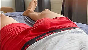 Descansando Gostoso Com o Pau Duro 006