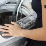 A vizinha seduz durante o conserto da máquina de lavar com o marido ausente.