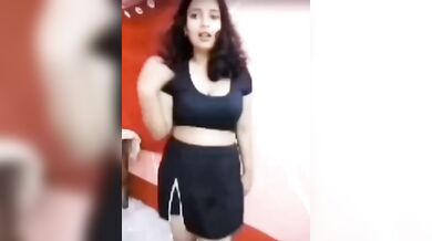 Gouthami reddy manthena having navel show at home showing huge milky boobs video