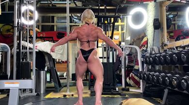 Cumshot amateur MILF suck and jerks dude in the bedroom