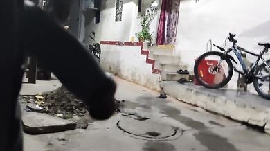 Dick Flash infront of sexy aunty