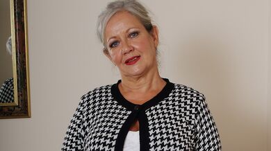 Mature British housewife shows she still got what it takes