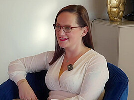 Nina, 35, business manager in Aix-en-Provence (13)! – Jacquie et Michel TV