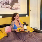 Alva discovers the clairvoyant talents of the surprising Amy… – Jacquie et Michel TV