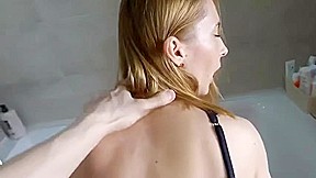 il m attrape dans la salle de bain