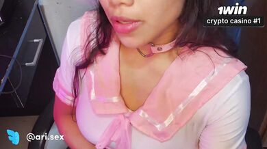 Emprestei o pau enorme do meu colega para minha buceta apertada na aula.