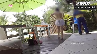 Mulher casada sedutora tem encontro picante com entregador em cena ousada.