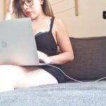 Safada vadia exibindo a buceta com fetiches sensuais e provocantes.