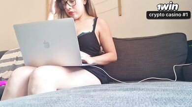 Safada vadia exibindo a buceta com fetiches sensuais e provocantes.